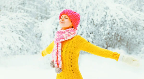 Feliz Joven Sonriente Colorido Sombrero Punto Suéter Bufanda Disfruta Fondo — Foto de Stock