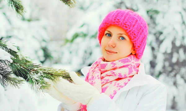 Beautiful Girl Wearing Colorful Knitted Hat Scarf Christmas Tree Snowy — Stock Photo, Image