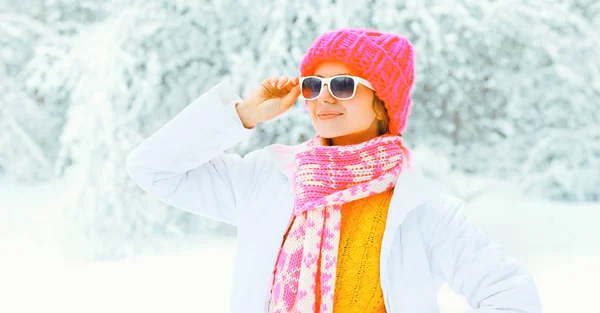 Elegante Mujer Joven Con Colorido Sombrero Punto Bufanda Sobre Fondo — Foto de Stock