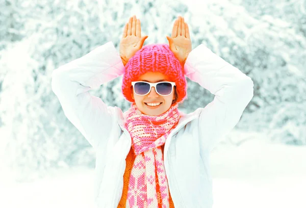 Cool Girl Wearing Colorful Knitted Hat Scarf Having Fun Showing — Stock Photo, Image