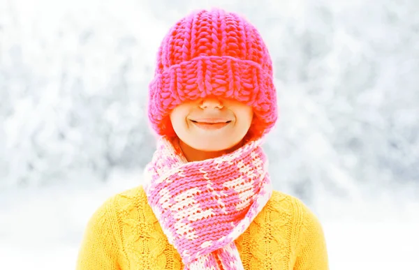 Feliz Mujer Sonriente Colorido Sombrero Punto Que Divierte Fondo Nevado — Foto de Stock