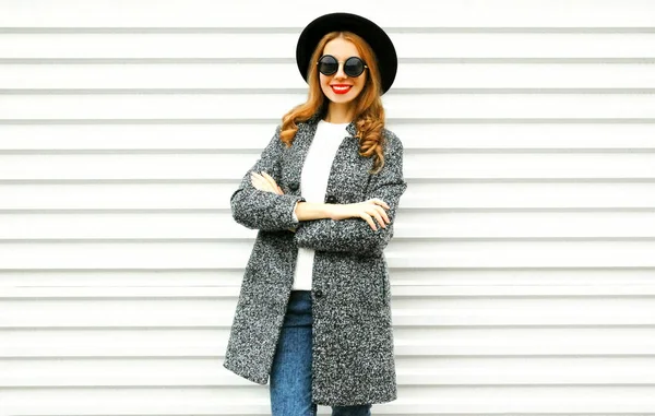 Fashion Smiling Woman Gray Coat Black Hat Posing White Wall — Stock Photo, Image