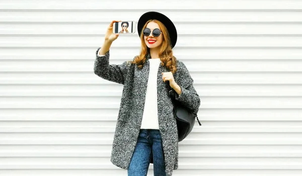 Moda Sorridente Mulher Tomando Selfie Por Smartphone Casaco Cinza Chapéu — Fotografia de Stock