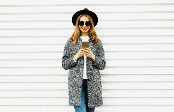 Mujer Sonriente Moda Usando Teléfono Inteligente Sobre Fondo Pared Blanco — Foto de Stock