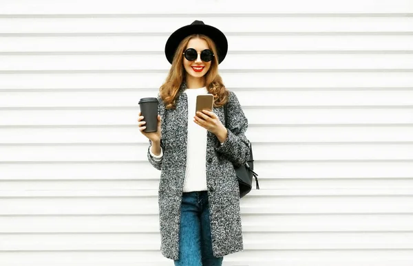 Fashion Smiling Woman Using Smartphone Coffee Cup White Wall Background — Stock Photo, Image