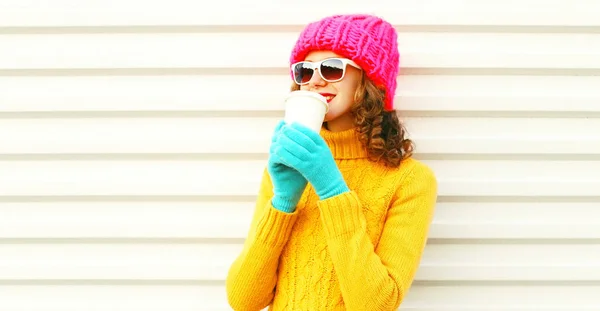 여자는 노란색 화려한 스웨터를 컵에서 — 스톡 사진