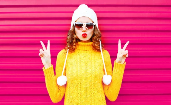 Menina Legal Soprando Lábios Vermelhos Usando Chapéu Camisola Amarelo Colorido — Fotografia de Stock