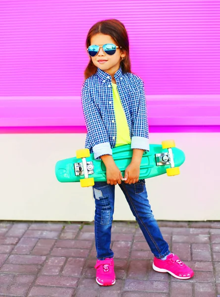 Moda Criança Menina Com Skate Fundo Parede Rosa Colorido — Fotografia de Stock