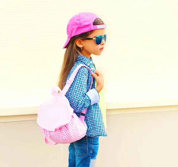 Μικρό Παιδί Κορίτσι Φορώντας Γυαλιά Ηλίου Καπέλο Του Μπέιζμπολ Σακίδιο — Φωτογραφία Αρχείου