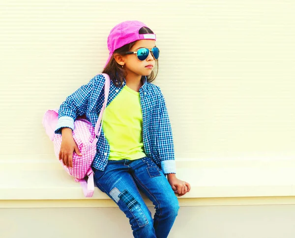 时尚小女孩戴太阳镜 棒球帽 背包在城市街道上的白色背景 — 图库照片