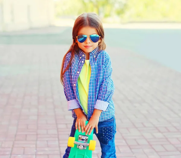 Ritratto Moda Bambina Con Skateboard Sulla Strada Della Città — Foto Stock