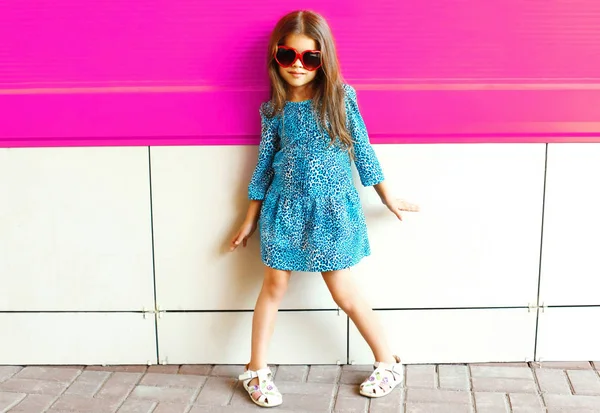 Moda Menina Posando Vestido Impressão Leopardo Fundo Parede Rosa Colorido — Fotografia de Stock