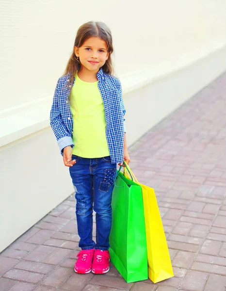 Liten Flicka Barn Rymmer Shoppingkassar Staden Gatan — Stockfoto