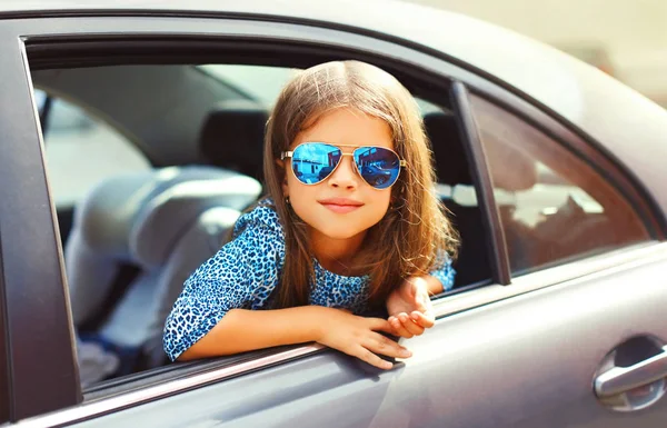 Porträt Kleines Mädchen Das Auto Sitzt Beifahrer Blickt Aus Dem — Stockfoto