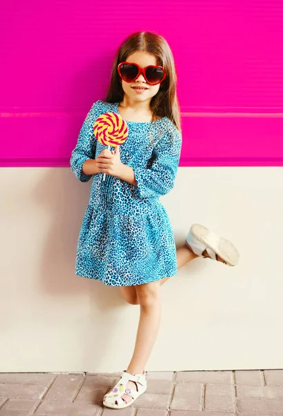 Portret Meisje Kindje Met Lollipop Stok Blauwe Luipaard Jurk Kleurrijke — Stockfoto