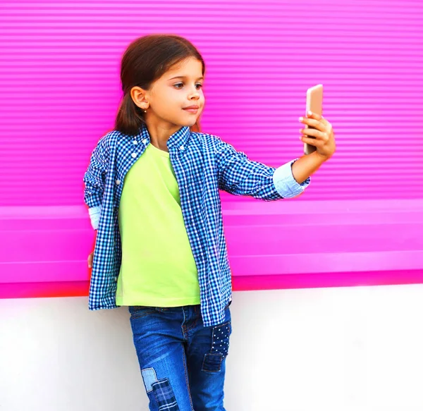 Gülümseyen Çocuk Selfie Yanında Smartphone City Renkli Duvar Zemin Üzerine — Stok fotoğraf
