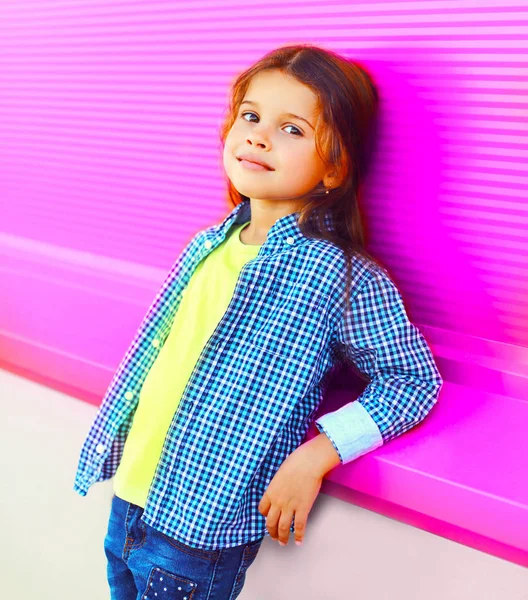 Πορτρέτο Όμορφο Μικρό Παιδί Κορίτσι Πολύχρωμο Ροζ Τοίχο Φόντο — Φωτογραφία Αρχείου