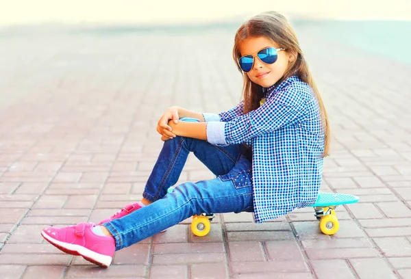 Stilvolles Kleines Mädchen Sitzt Auf Skateboard Auf Der Stadtstraße — Stockfoto