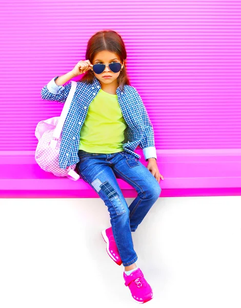 Criança Menina Elegante Fundo Parede Rosa Colorido — Fotografia de Stock