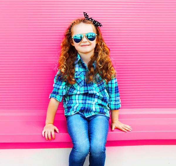 Retrato Niño Niña Camisa Cuadros Gafas Sol Sobre Fondo Pared — Foto de Stock