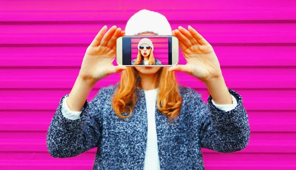 Cool Girl Tomando Selfie Cara Cerca Por Teléfono Inteligente Hipster — Foto de Stock