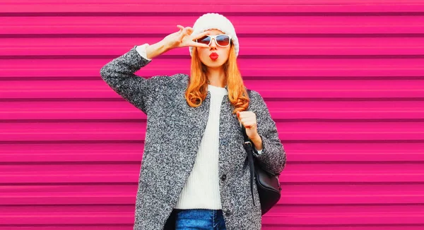 Cooles Mädchen Bläst Rote Lippen Sendet Einen Luftkuss Posiert Auf — Stockfoto