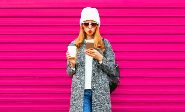 Coole Hipster Mädchen Mit Telefon Halten Kaffeetasse Auf Bunten Rosa — Stockfoto