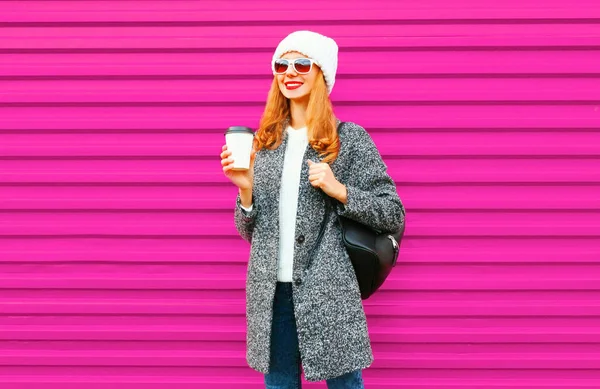 Glücklich Lächelnde Frau Mit Heißer Kaffeetasse Grauem Mantel Strickmütze Auf — Stockfoto