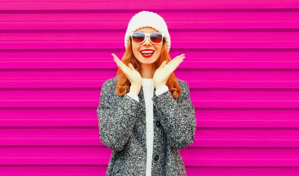 Retrato Alegre Jovem Rindo Mulher Divertindo Colorido Rosa Parede Fundo — Fotografia de Stock