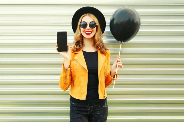 Portrait Happy Pretty Smiling Woman Showing Phone Blank Screen Holding — Stock Photo, Image