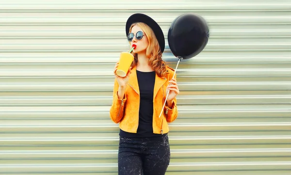 Retrato Mulher Elegante Beber Suco Frutas Segurando Balão Preto Chapéu — Fotografia de Stock