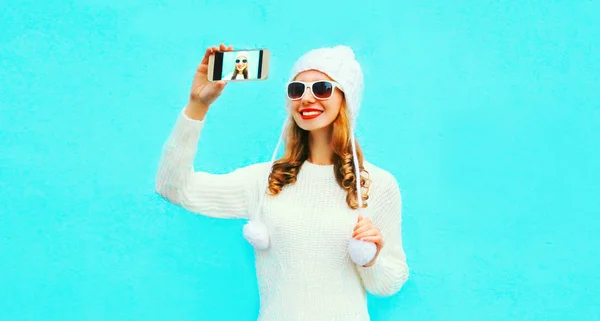 Портрет Счастливая Улыбающаяся Женщина Делает Селфи Фото Смартфоне Белом Трикотажном — стоковое фото