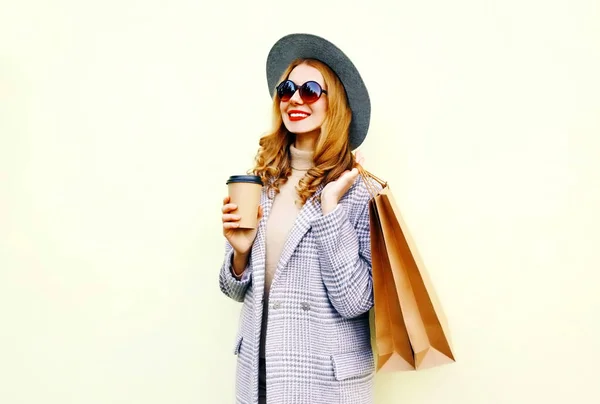Портрет Щасливої Усміхненої Жінки Сумками Покупок Тримає Чашку Кави Носить — стокове фото