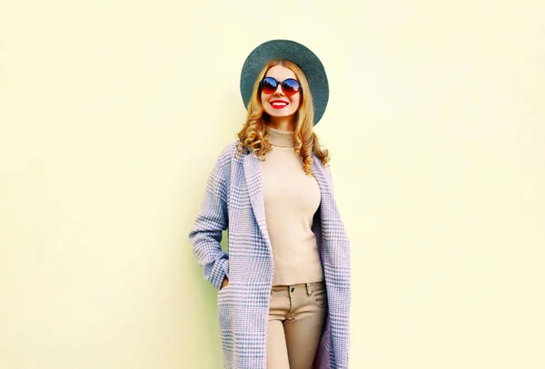 Mujer Joven Bastante Sonriente Abrigo Rosa Sombrero Redondo Fondo Pared —  Fotos de Stock