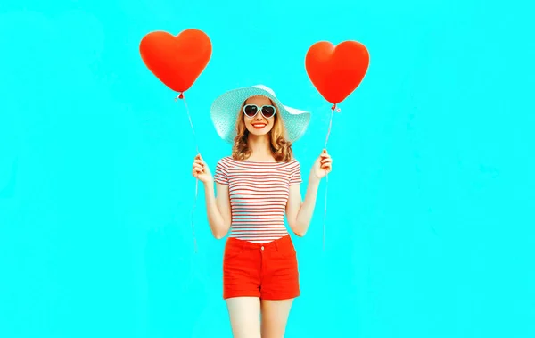 Feliz Joven Sonriente Con Globos Aire Forma Corazón Rojo Sombrero — Foto de Stock
