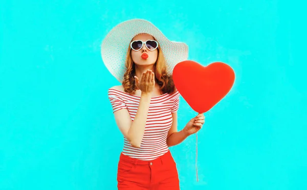 Schöne Junge Frau Mit Roten Herzförmigen Luftballons Die Süßen Luftkuss — Stockfoto