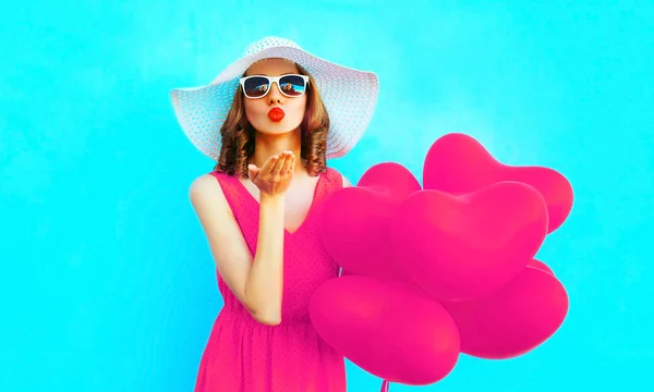 Πορτρέτο Όμορφη Γυναίκα Ροζ Καρδιά Σχήμα Μπαλόνια Αποστολή Γλυκό Αέρα — Φωτογραφία Αρχείου