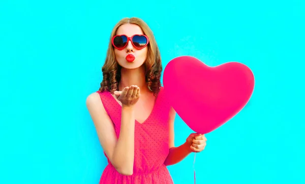 Retrato Mujer Joven Con Globos Forma Corazón Rosa Enviando Beso —  Fotos de Stock