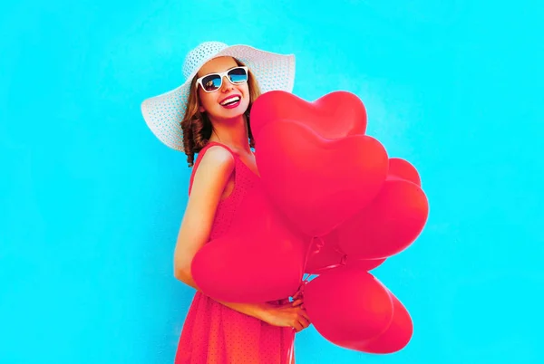 Portret Szczęśliwy Roześmiany Kobieta Trzyma Różowy Serce Balonów Niebieskim Tle — Zdjęcie stockowe