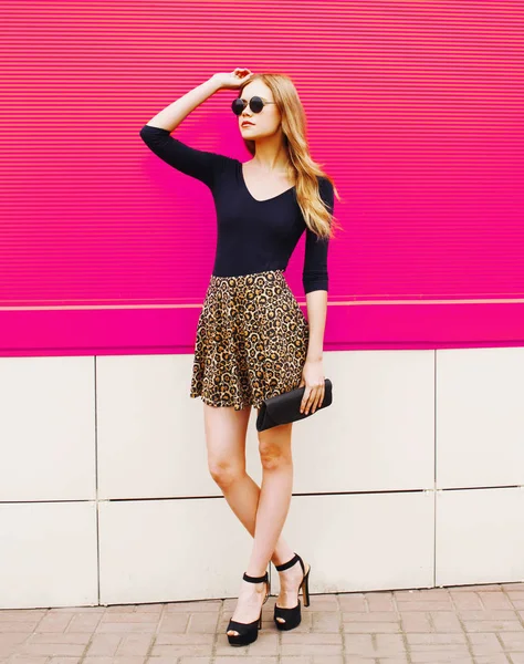 Elegante joven rubia en falda de leopardo, gafas de sol con han — Foto de Stock
