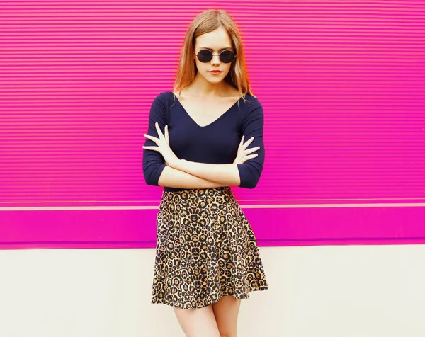 Mulher loira jovem elegante posando em saia de leopardo e sunglasse — Fotografia de Stock