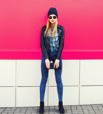 Tam uzunlukta poz giyen rock bl modelde şık sarışın kadın