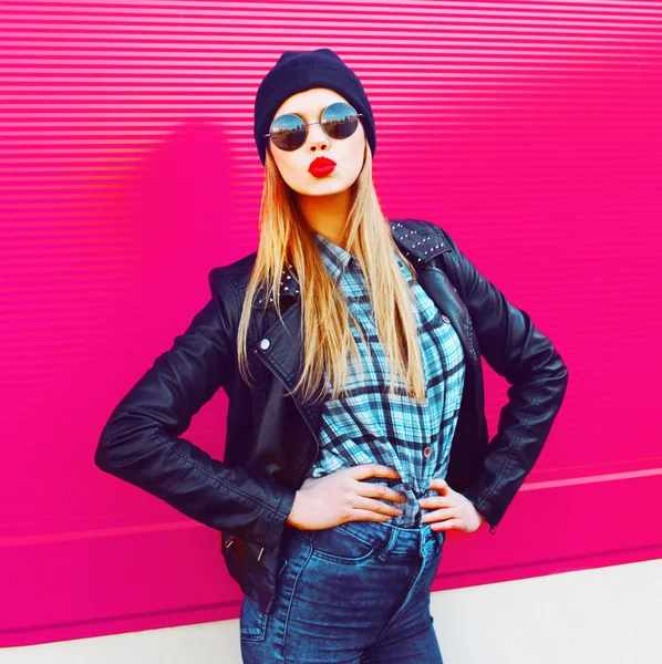 Retrato de moda rubia cool chica enviando dulce aire beso posando —  Fotos de Stock