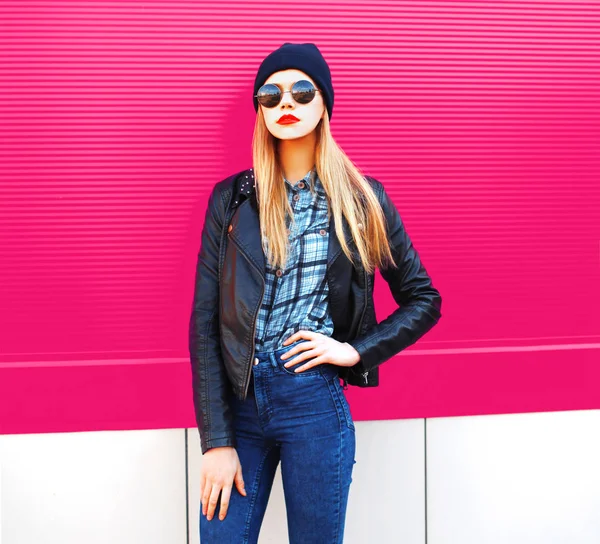 Retrato de moda mujer rubia con estilo en rock chaqueta de estilo negro —  Fotos de Stock