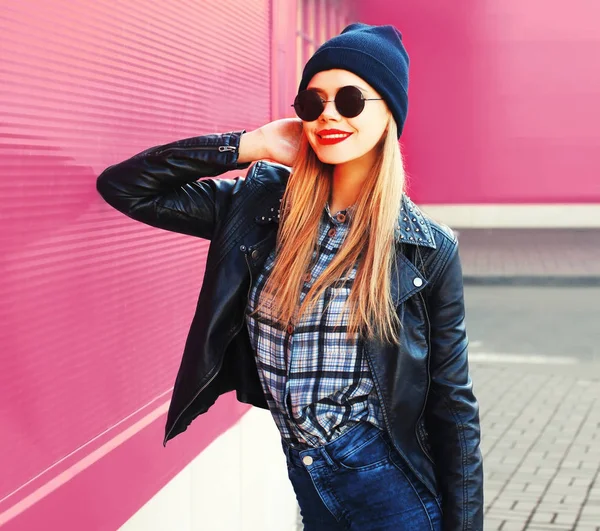 Retrato elegante rubia sonriente mujer en roca chaqueta de estilo negro —  Fotos de Stock