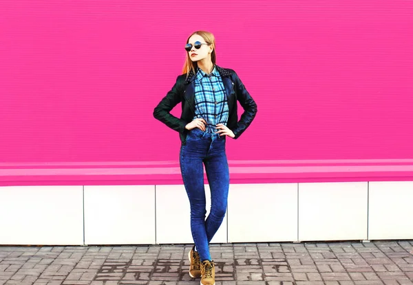 Linda loira modelo menina em full-length posando vestindo blac rock — Fotografia de Stock