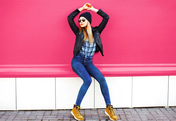 Modelo de menina loira elegante em full-length posando vestindo bla rock — Fotografia de Stock