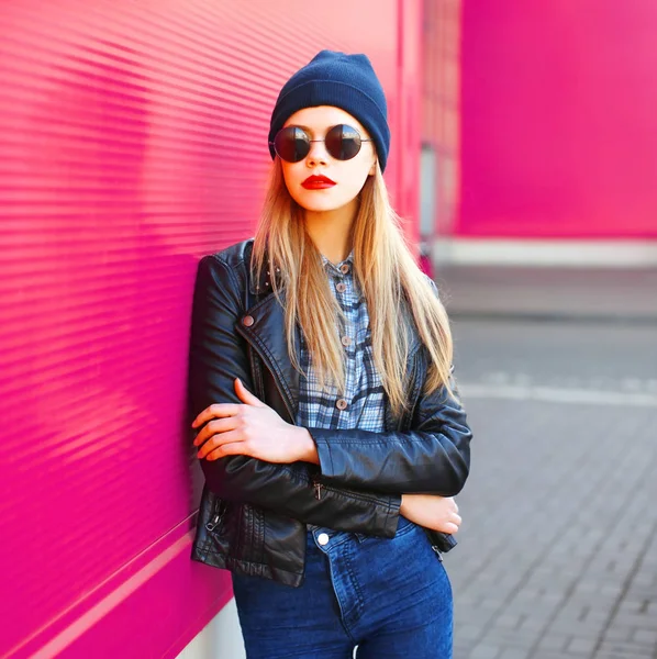 락 스타일의 블랙 재킷에 세련 된 초상화 젊은 금발 여자, — 스톡 사진