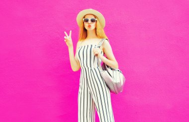 Yaz aylarında şık serin kız yuvarlak hasır şapka, beyaz çizgili atlar