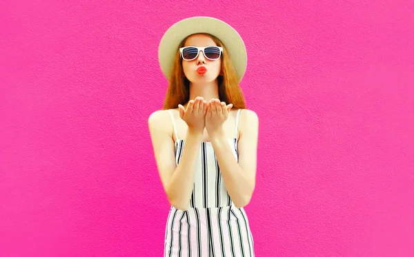 Retrato elegante mulher bonita enviando beijo ar doce no verão r — Fotografia de Stock